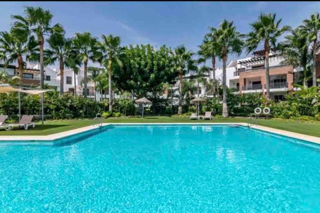 Precioso Atico Con Vistas Y Jacuzzi Privado En La Terraza Estepona
